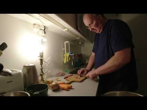 MongoTV_4280 - Mongo Madskole - Del 1- Hønsebuillonsuppe Med PØLSER - Pastaskruer - LØG