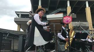 明るい表通りで