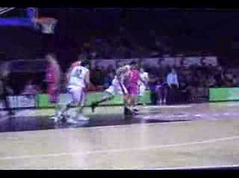 23 08-12-07 BCO-Pepinster - Elvir Ovcina met snelle lay-up.m