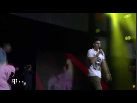 KuchenTV stümt während des Auftritts von KSFreak auf die Bühne