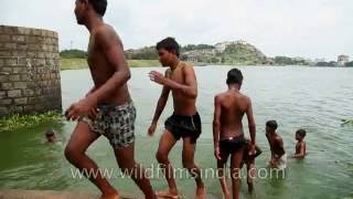 Plunging into water to beat summer heat: Jharkhand, India