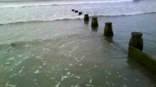 preview picture of video 'Waves at Ynyslas beach, Borth'