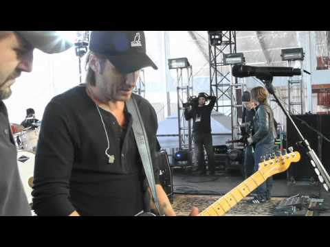 Keith Urban: Keith Sound Checks His Guitar Before His Super Bowl Performance