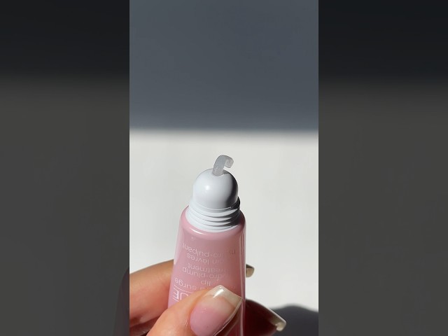 Vídeo relacionado con Clinique Moisture Surge Hydro Plump bálsamo para los labios, 10 ml