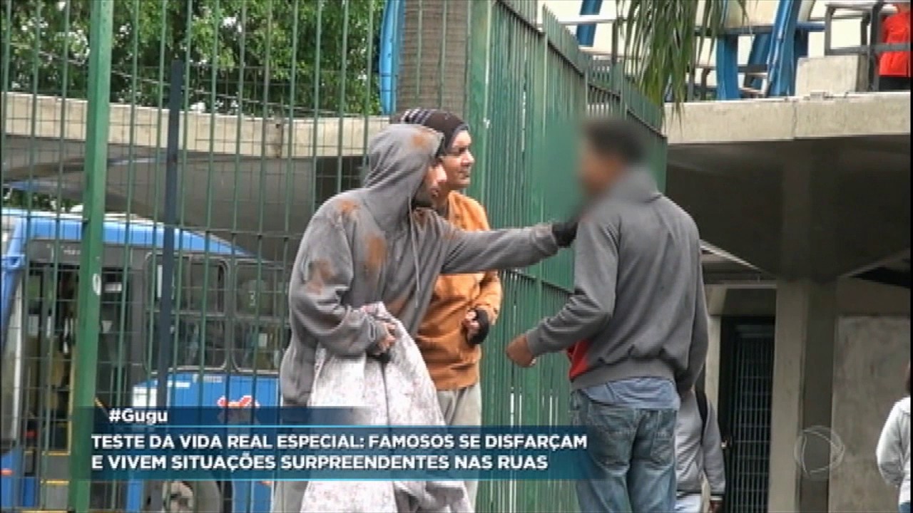 Mulher chora e se surpreende com abraço de Regis Danese no Teste da Vida Real