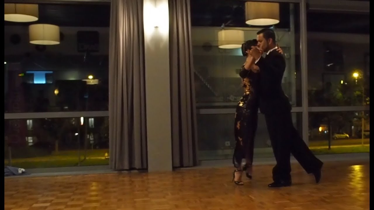 Video thumbnail for Mirella and Carlos Santos David - Chique