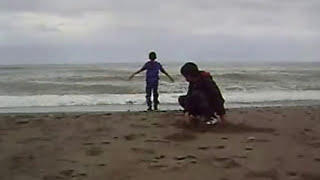 preview picture of video 'A la plage un jour du mois d'avril'