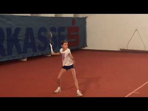 Lilli Tagger Jänner 2019 beim Training mit Papa Stephan in der Tennishalle in Lienz