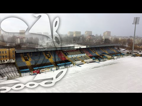 Montaż nowych krzesełek na stadionie Stomilu