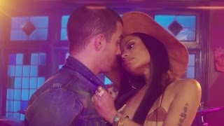 Joe Jonas &amp; Nicki Minaj Get SUPER Close In DNCE&#39;s &quot;Kissing Strangers&quot; Music Video