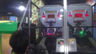 2014.01.27星期一 夢幻飛絡力投籃機 3關 阿誠5顆破700分wmv.