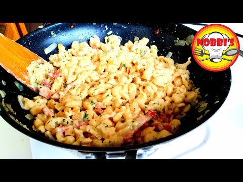 Deftige Spätzle in der Pfanne für 25 Personen mit Bauchspeck, Knoblauch und Käse