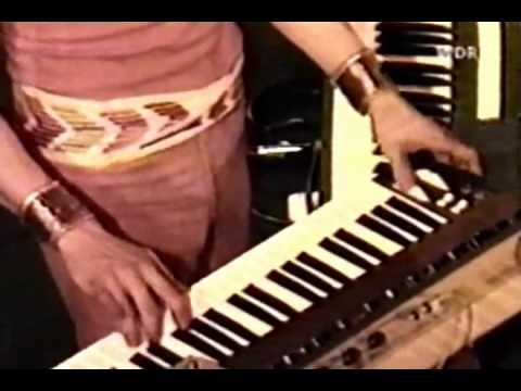 Roger Powell 1977 - Keyboard Solo (Singring And The Glass Guitar)