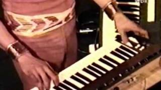 Roger Powell 1977 - Keyboard Solo (Singring And The Glass Guitar)