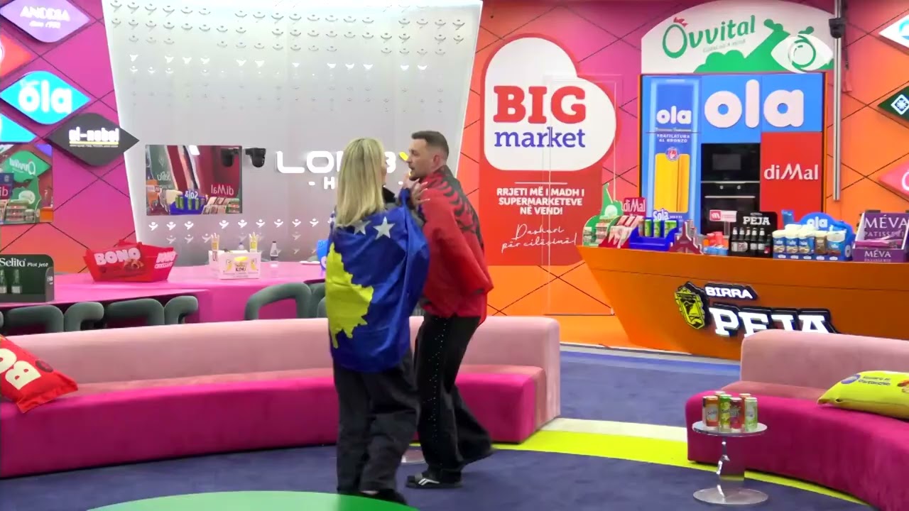 Sot ka festë Kosova/ Muzikë në sfond, banorët këndojnë dhe kërcejnë në shtëpi