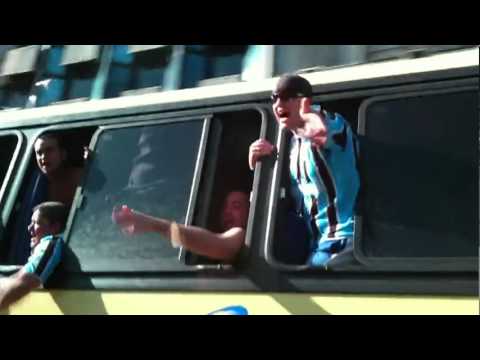 "Jim Carrey filma o onibus da torcida do Grêmio no Rio De Janeiro" Barra: Geral do Grêmio • Club: Grêmio