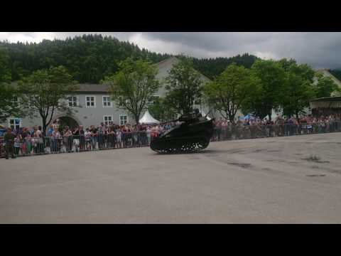 Tag der Bundeswehr 2017 in Füssen....Ein Könner im Wiesel ;-)