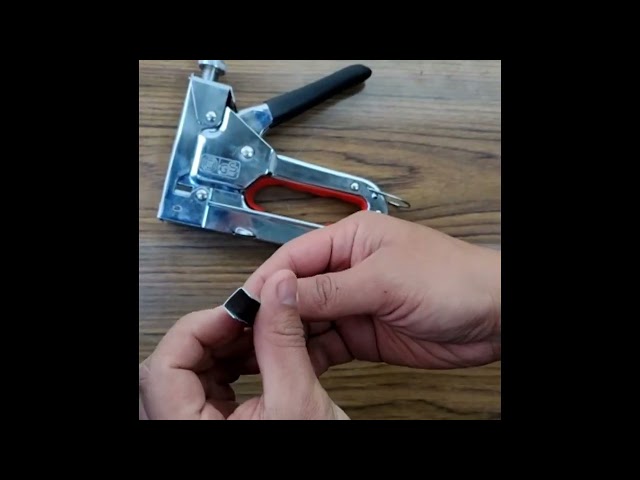 Vídeo relacionado con Bostitch Office B8 - Grapadora resistente con grapas de 1250 1/4 pulgadas, 45 hojas sin atascos, grapadora industrial de metal de tira completa, capacidad de 210 grapas, para cartón, papel, tela