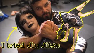 Goth Girl VS Black belt! Trying Jiu Jitsu for the first time!
