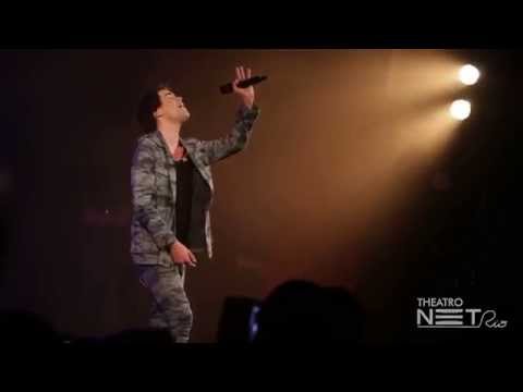 Sam Alves no show de lançamento do CD " ID " no palco do Theatro NET RIO