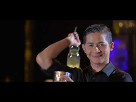 Bar ao pôr do sol à noite