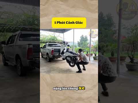 Chàng trai một mình đưa chiếc SH lên thùng xe bán tải.