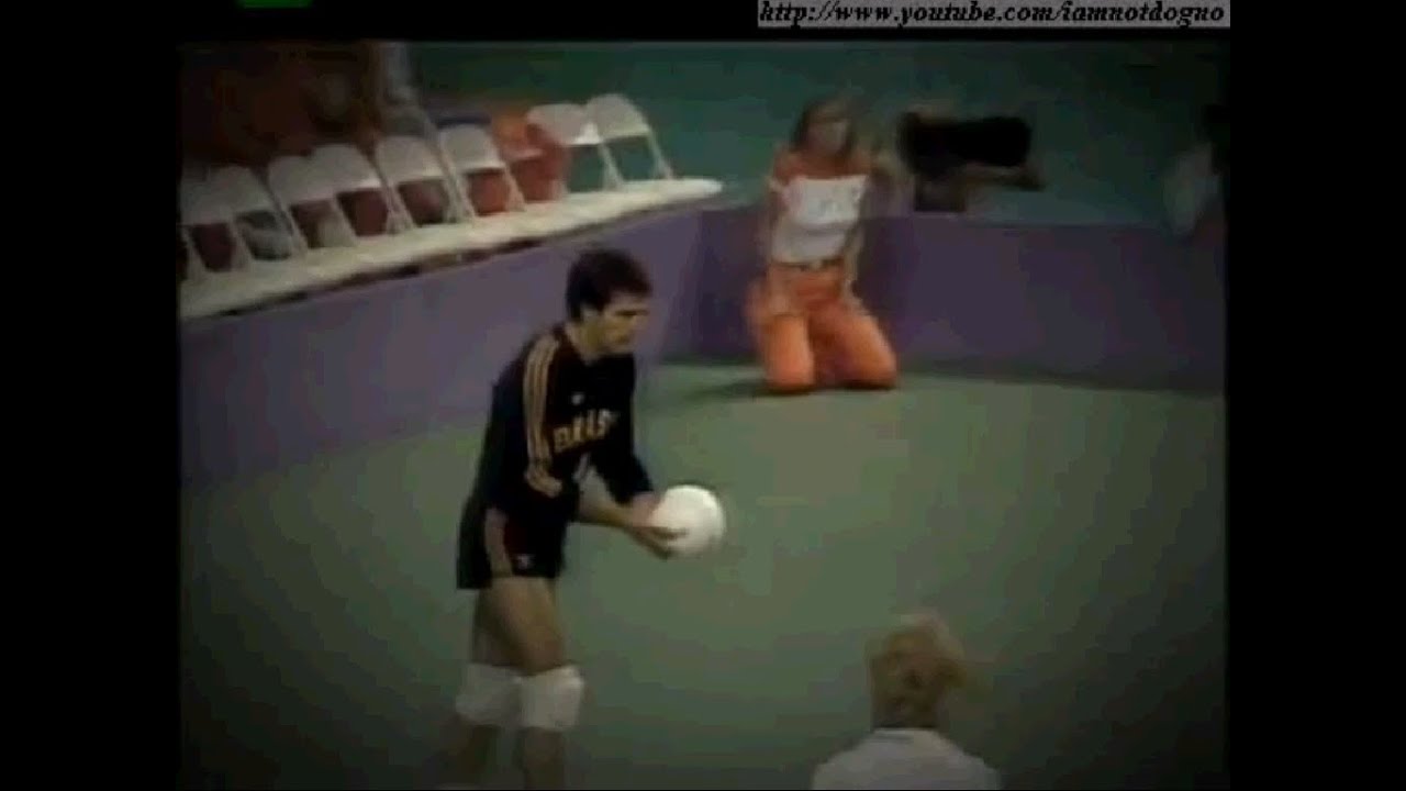 Saque viagem completa 30 anos e se torna jogada importante no volei