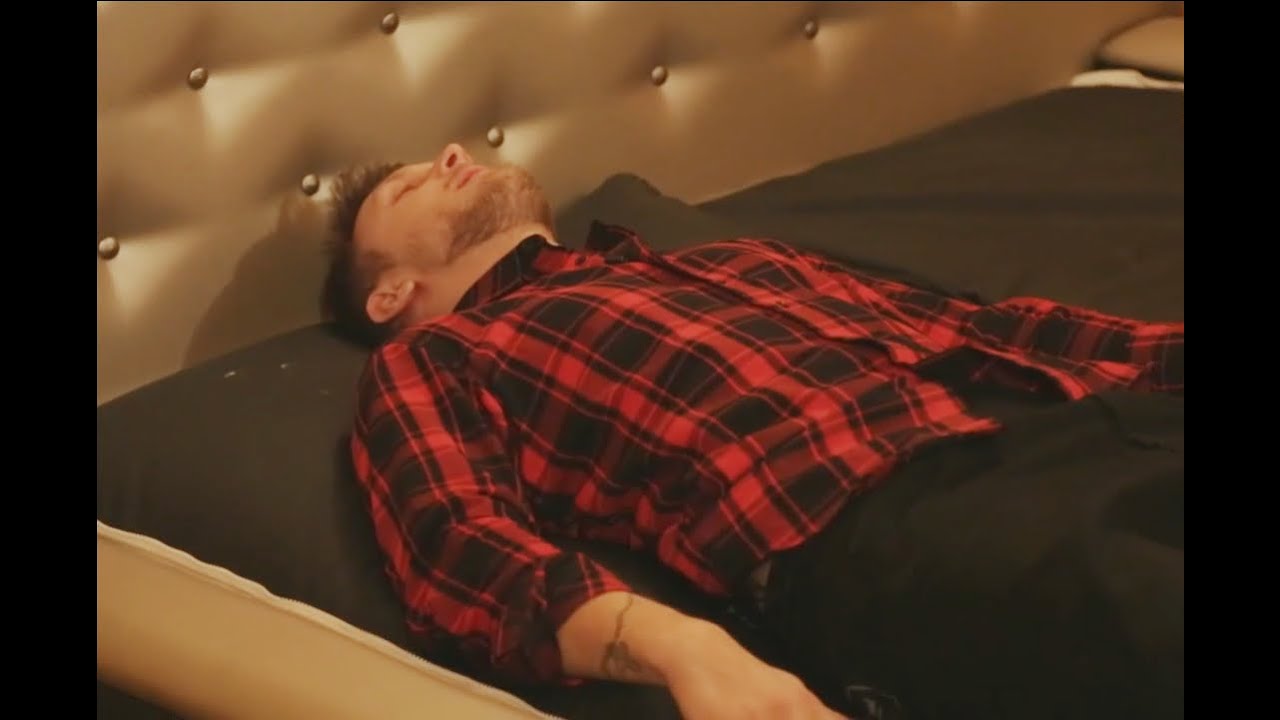 T-killah на кровате водяной!!! Он умеет не только петь, но и красиво ...