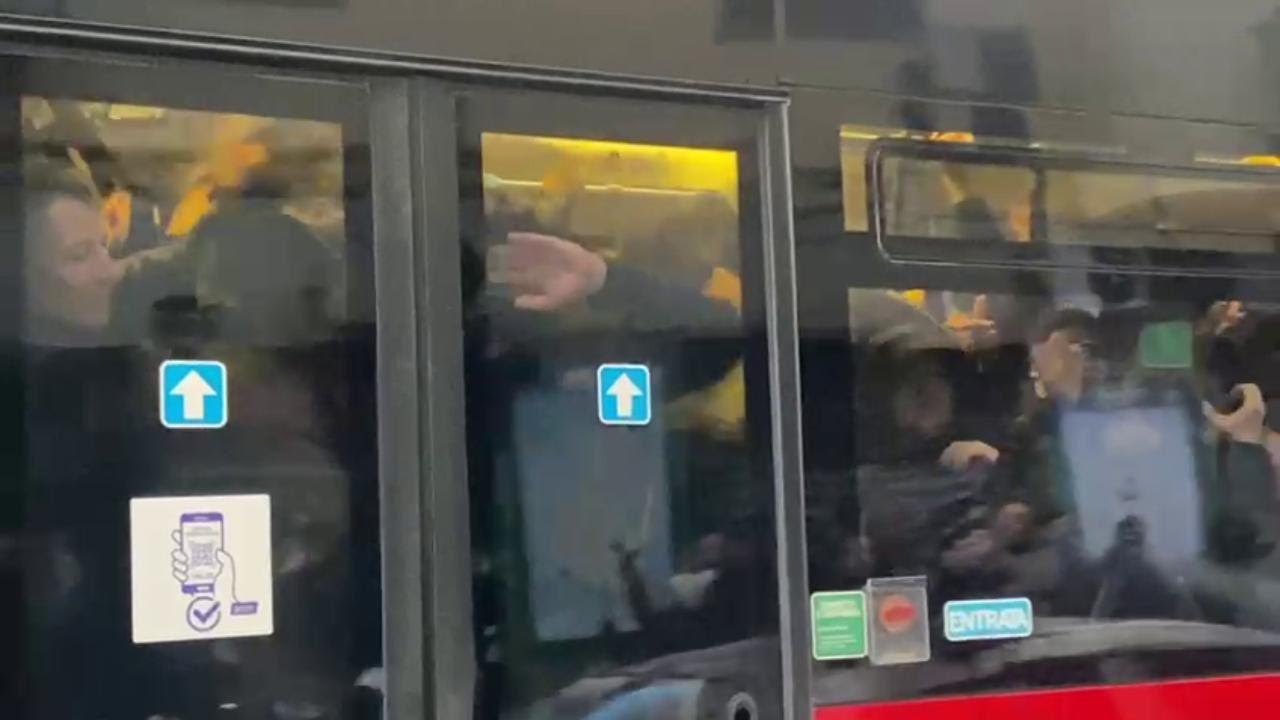 Watch Now Napoli, insulti e lancio di pietre al passaggio dei bus con i tifosi dell'Eintracht Napoli, insulti e lancio di pietre al passaggio dei bus con i tifosi dell'Eintracht