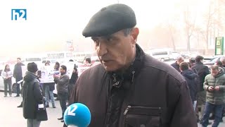 Օձի գլուխը Լոնդոնում է. ցուցարարաները «ոսկեդրամներ» են շաղ տվել Մեծ Բրիտանիայաի դեսպանատան դիմաց