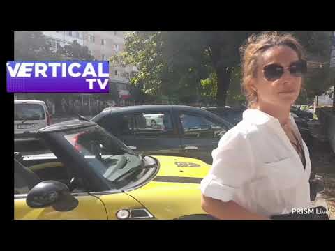 Blonda și parcarea pe zebră în  Ostroveni,  Rm. Vâlcea aug. 2021