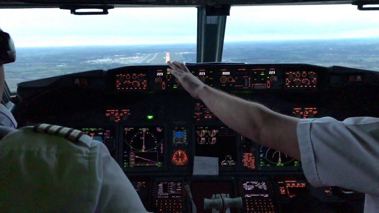 737 Landing - Cockpit View