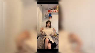 組んだ脚の先に…