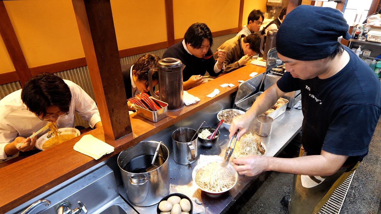 Workers flock to 1kg ramen! The energetic owner runs a 10-seat counter!