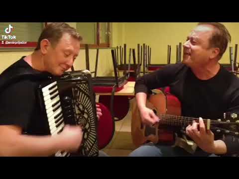 Šeher grade Banja Luko i ja u Klin ti u ploču Vahid pjeva a Jakica svira Harmoniku