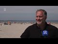 Een vol strand in Hoek van Holland, maar een bedje verhuren mocht niet