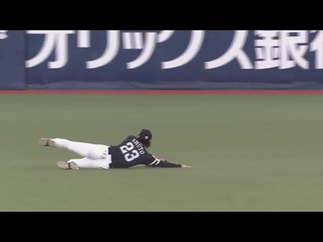 【6回裏】ホークス・周東佑京 センター前の打球を全力疾走でスライディングキャッチ!! 2024年7月9日 オリックス・バファローズ 対 福岡ソフトバンクホークス