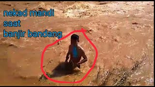 preview picture of video 'SEBELUM TERJADINYA BANJIR BANDANG][SALEM BREBES [nekat mandi di sungai yang sedang banjir]'