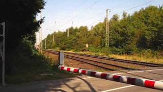 preview picture of video 'Bahnübergang Hühnerstraße, OB-Holten ++ Betuweroute mit V90 und Railion NL'