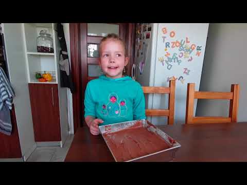 Daria piecze ciasto czekoladowe z polewą z białej czekolady.