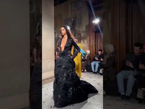 YouTube Shorts — Paris Fashion Week: 5Auqqtts3Oa