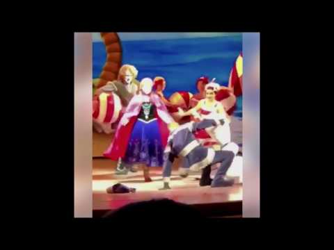 Disney Fail: Olaf falls in Frozen show