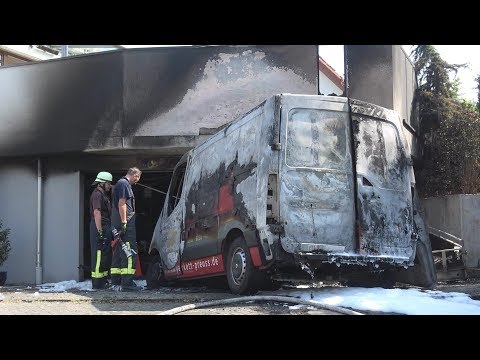 Transporter brennt vor Wohngebäude - Übergreifen verhindert in Bonn-Lengsdorf am 22.08.18