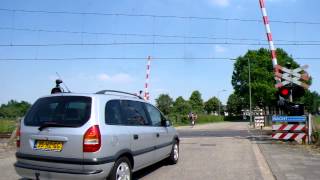 preview picture of video 'Passage a Niveau/ Spoorwegovergang Oost Maarland/ Railroad-/ Level Crossing/ Bahnübergang'