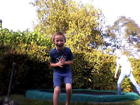Op de trampoline springen