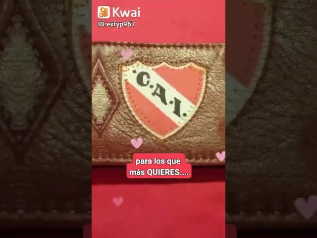 Vídeo relacionado con Genérico Cartera Personalizada con Escudo de fútbol y Nombre | Cuero sintético Premium