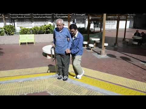 影片：Assist the elderly to go up or down stairs (with handrails)