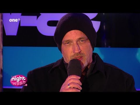 Torsten Sträter hat eine Tätowierung im Schambereich