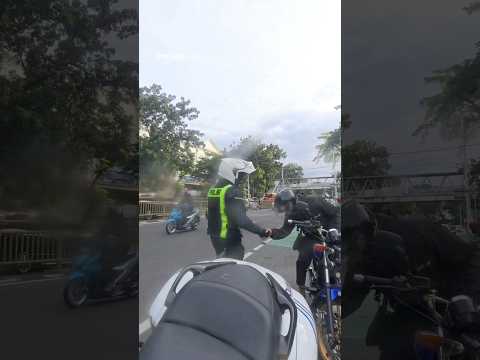 Bantu pengendara motor RX King yang kehabisan bensin🙏🏻