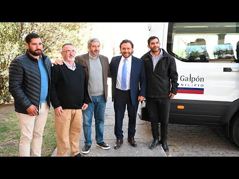 Por el plan provincial de renovación vehicular, el Gobernador entregó un minibús a El Galpón